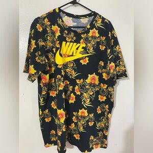 Nike flower tee xxl fit like xl